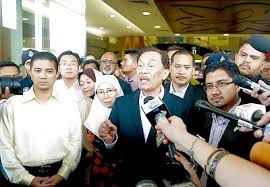 Najib's New Lawyer Actually Defended Anwar And Other PKR Leaders - WORLD OF BUZZ 2