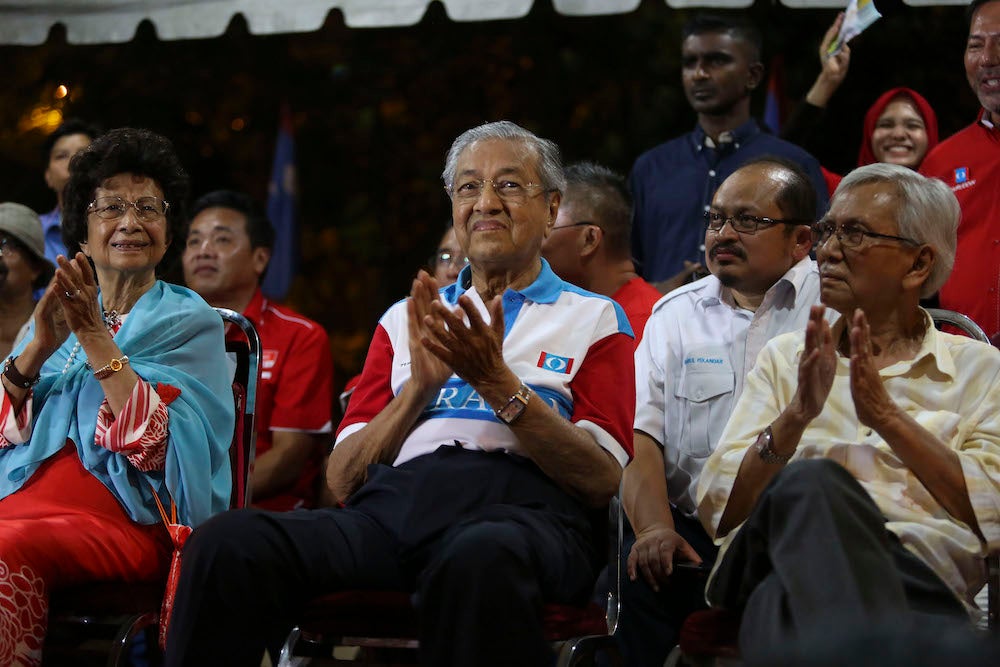 "Please Take Care of Your Health Tun M, We Love You," Concerned M'sians Say - WORLD OF BUZZ 3