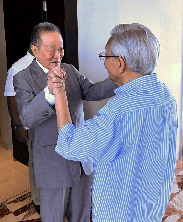 Robert Kuok Salutes PM Mahathir, Says "You Saved Malaysia" - WORLD OF BUZZ