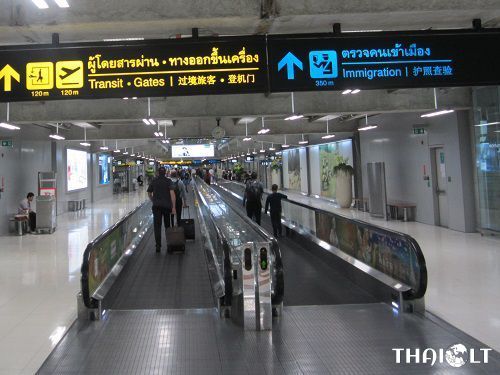 Tourists Allegedly Scammed By Bangkok Airport Officers For Bringing In Duty Free Alcohol - World Of Buzz 1