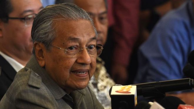 Tun M: - WORLD OF BUZZ 2