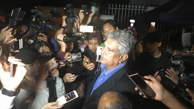 Two Of Najib's Lawyer Quit Hours Before He Gives Statement To Macc - World Of Buzz