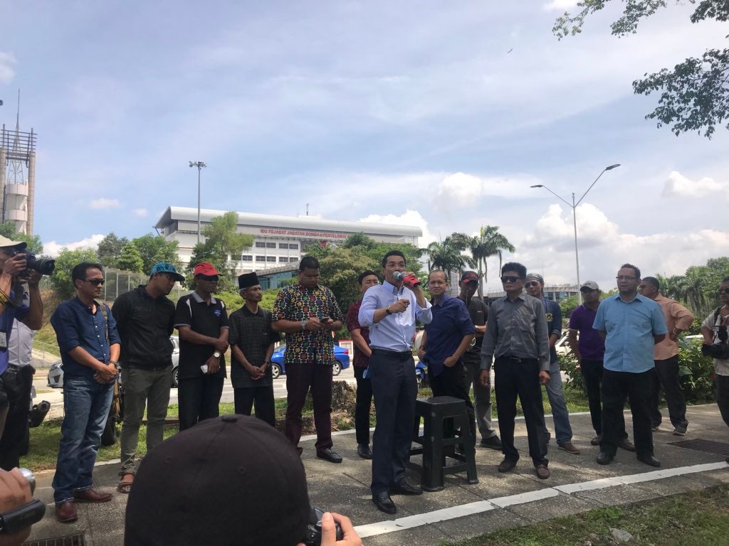 Umno &Amp; Jmm Leaders Protest Outside Macc Want Tun M To Be Investigated - World Of Buzz