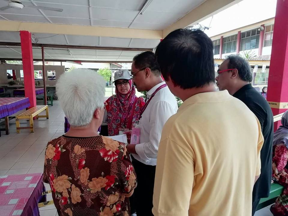 [Watch] Man Unable to Cast Vote for GE14 as His Name Had Already Been Crossed Out - WORLD OF BUZZ 2