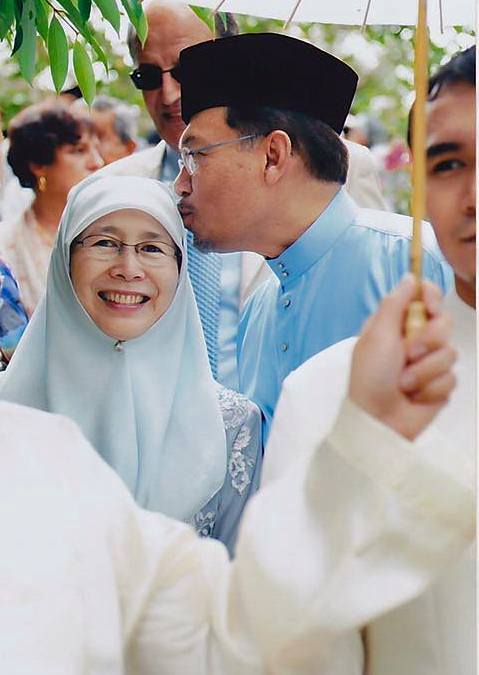 X Times Datuk Anwar And Wife Dr. Wan Azizah Were #Relationshipgoals - World Of Buzz 9