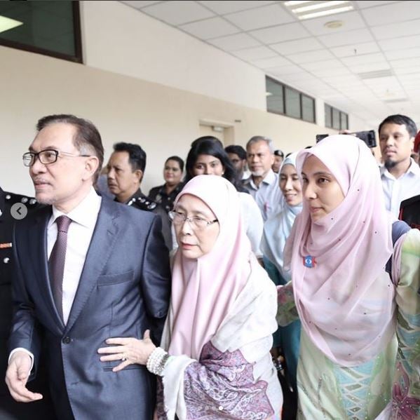 X Times Datuk Anwar and Wife Dr. Wan Azizah Were #RelationshipGoals - WORLD OF BUZZ 1