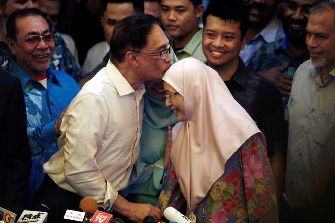 X Times Datuk Anwar and Wife Dr. Wan Azizah Were #RelationshipGoals - WORLD OF BUZZ 3