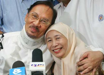 X Times Datuk Anwar And Wife Dr. Wan Azizah Were #Relationshipgoals - World Of Buzz 4