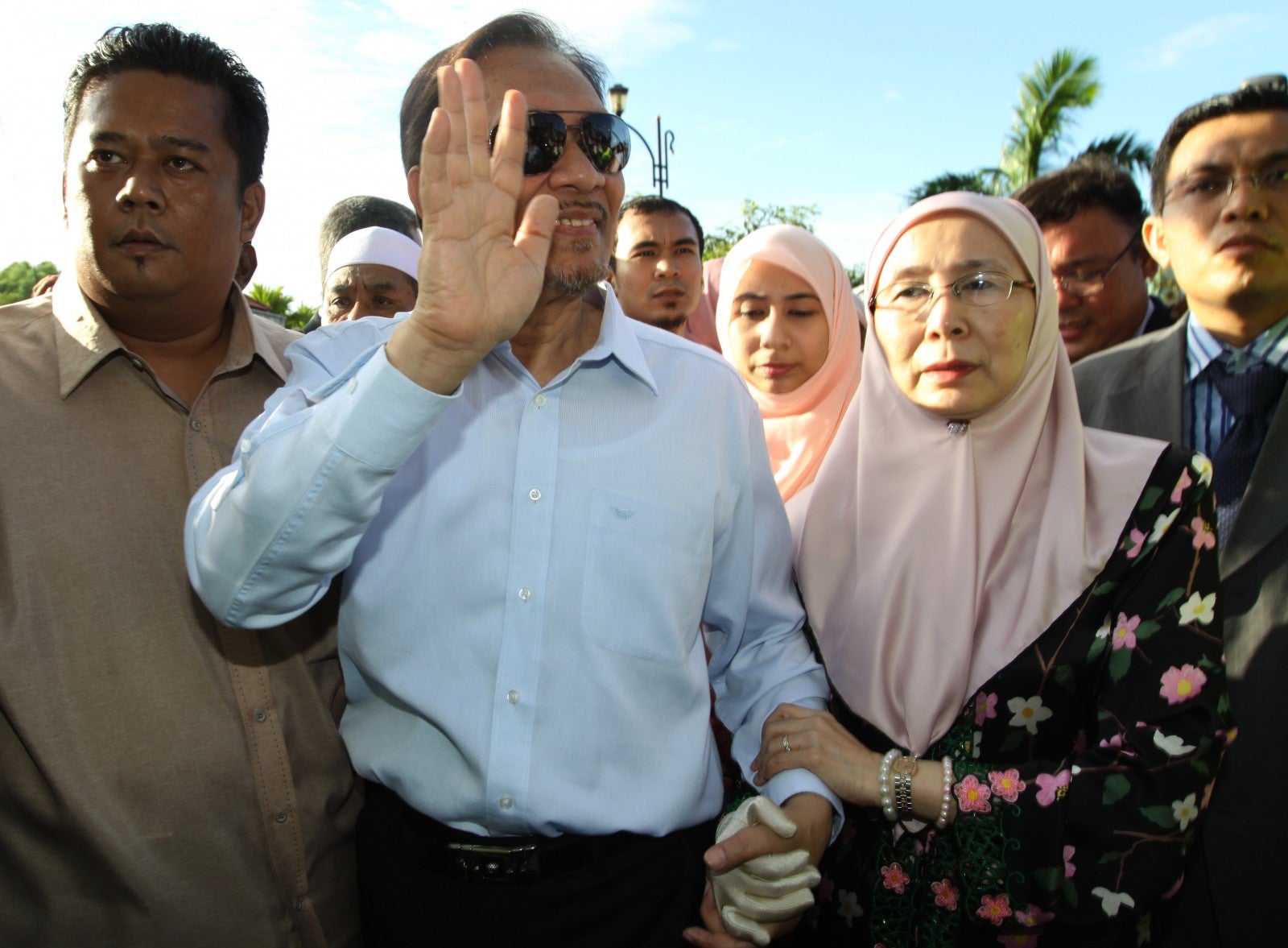 X Times Datuk Anwar and Wife Dr. Wan Azizah Were #RelationshipGoals - WORLD OF BUZZ 5