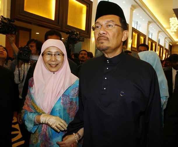 X Times Datuk Anwar and Wife Dr. Wan Azizah Were #RelationshipGoals - WORLD OF BUZZ 6