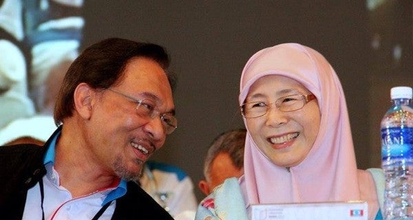 X Times Datuk Anwar and Wife Dr. Wan Azizah Were #RelationshipGoals - WORLD OF BUZZ 8
