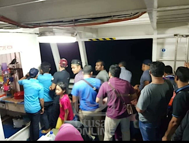 A Ferry Carrying More Than 400 Passengers Got Stranded Near Kuala Perlis For Over 6 Hours - WORLD OF BUZZ 1