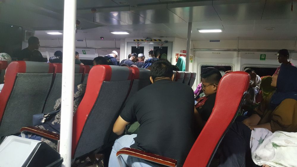 A Ferry Carrying More Than 400 Passengers Got Stranded Near Kuala Perlis For Over 6 Hours - WORLD OF BUZZ 2