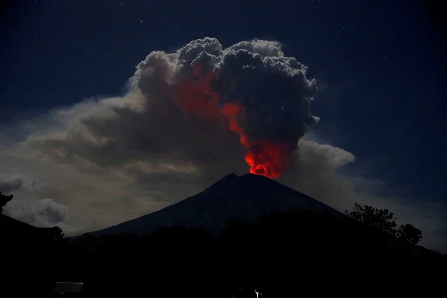 All Flights To and From Bali Cancelled As Mount Agung Erupts with Volcanic Ash and Flames - WORLD OF BUZZ 1