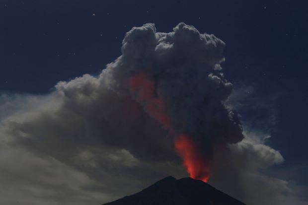 All Flights To and From Bali Cancelled As Mount Agung Erupts with Volcanic Ash and Flames - WORLD OF BUZZ