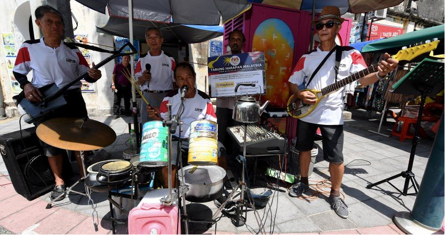 Busking For Hope: Senior Citizens Make Music Out Of Makeshift Instruments - WORLD OF BUZZ 4