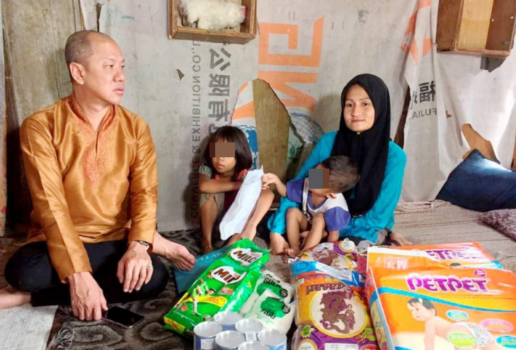 Datuk Seri Makes Generous Donation to Single Mother Of Six After Reading About Her Struggle - WORLD OF BUZZ 2
