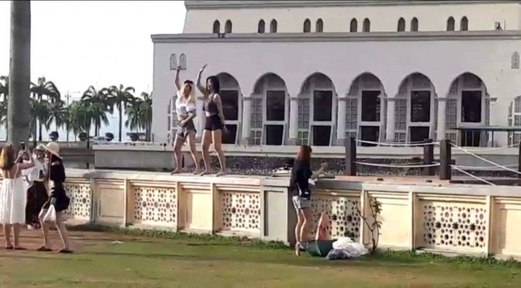Disrespectful Tourists Caused Temporary Ban By KK City Mosque - WORLD OF BUZZ
