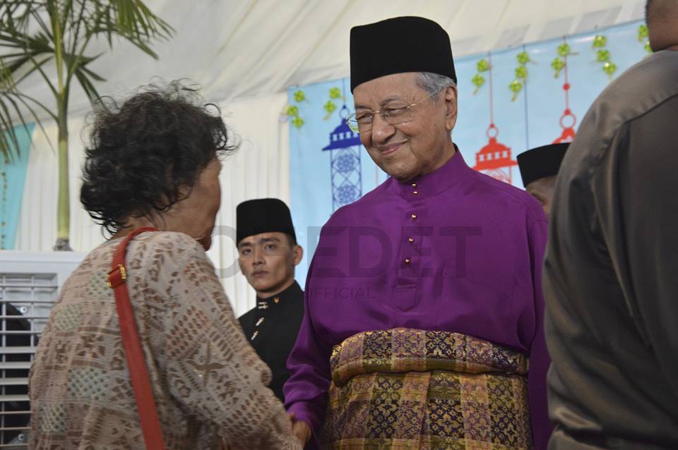 Dr. Mahathir Touched By Huge Turnout at PH Raya Open House - WORLD OF BUZZ 10