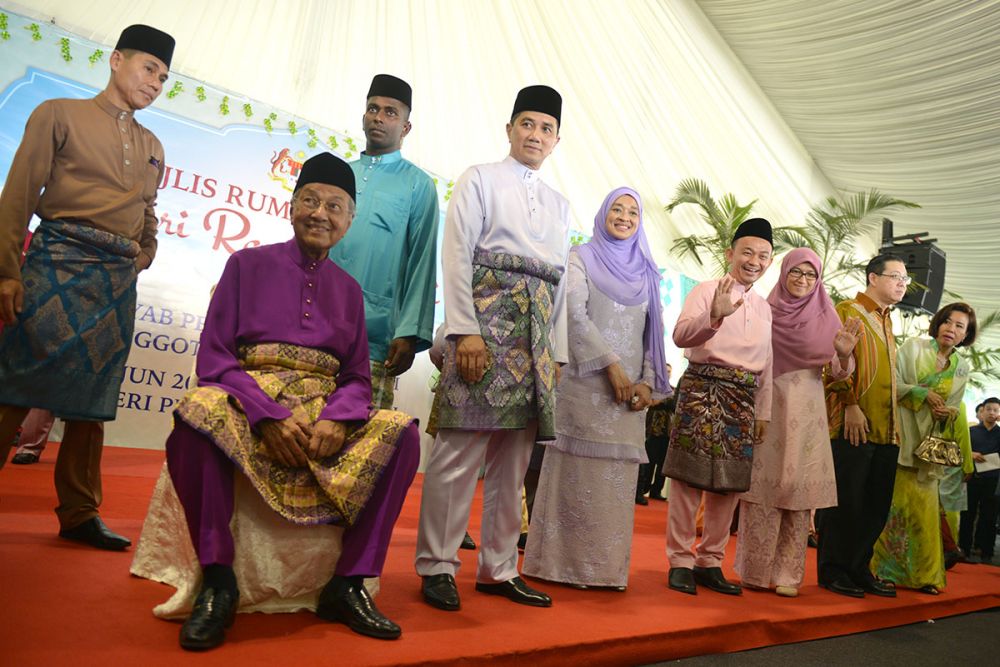 Dr. Mahathir Touched By Huge Turnout At Ph Raya Open House - World Of Buzz 7