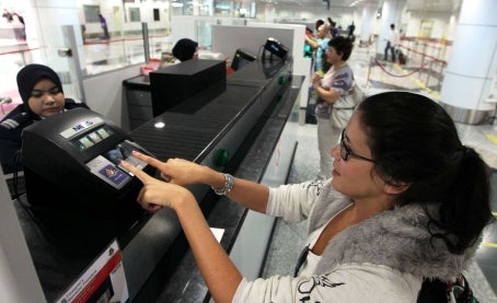 Errant Officers Playing Phones or Being Late for Work at JB Immigration Believed to Be Source of Delays - WORLD OF BUZZ 3