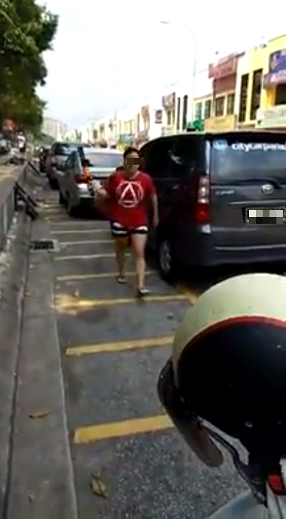 Furious Woman Uses Steering Lock To Attack Dbkl Officers For Clamping Her Car - World Of Buzz 2