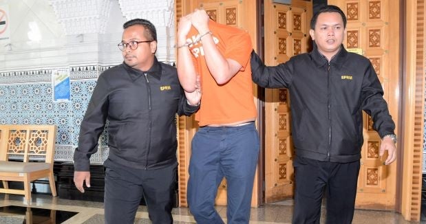 Najib'S Special Officer Arrested In 1Mdb Probe After Giving Statement At Macc - World Of Buzz