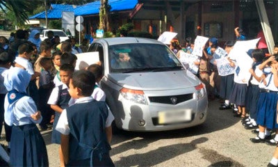 Lazy Teacher Suspended After Badass Primary Pupils Surround Her Car And Protest - World Of Buzz