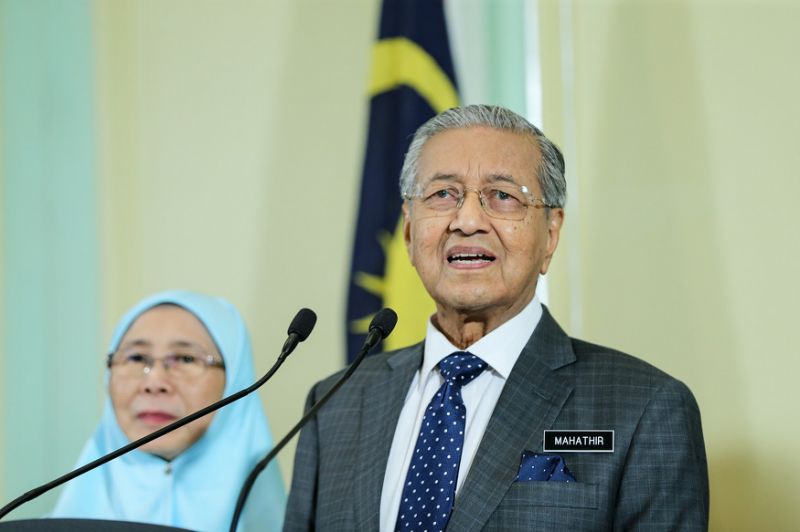 Mahathir: Top Civil Servants Will Need to Master English and Take Competency Tests - WORLD OF BUZZ 1