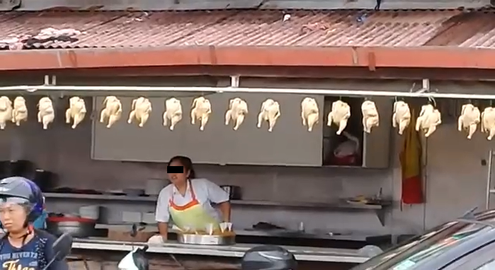 M'sians Outraged After Popular Melaka Restaurant Exposed For Displaying Chicken Meat Outdoors - World Of Buzz 2