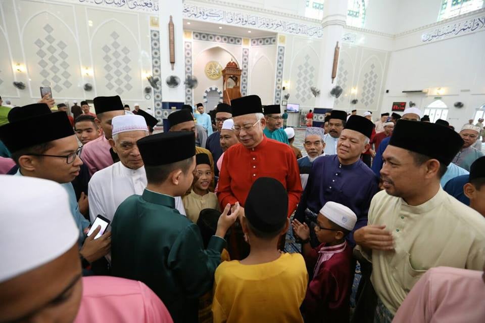 Najib's Raya Messages Urges Malaysians to Forgive and Forget About Past Mistakes - WORLD OF BUZZ 1