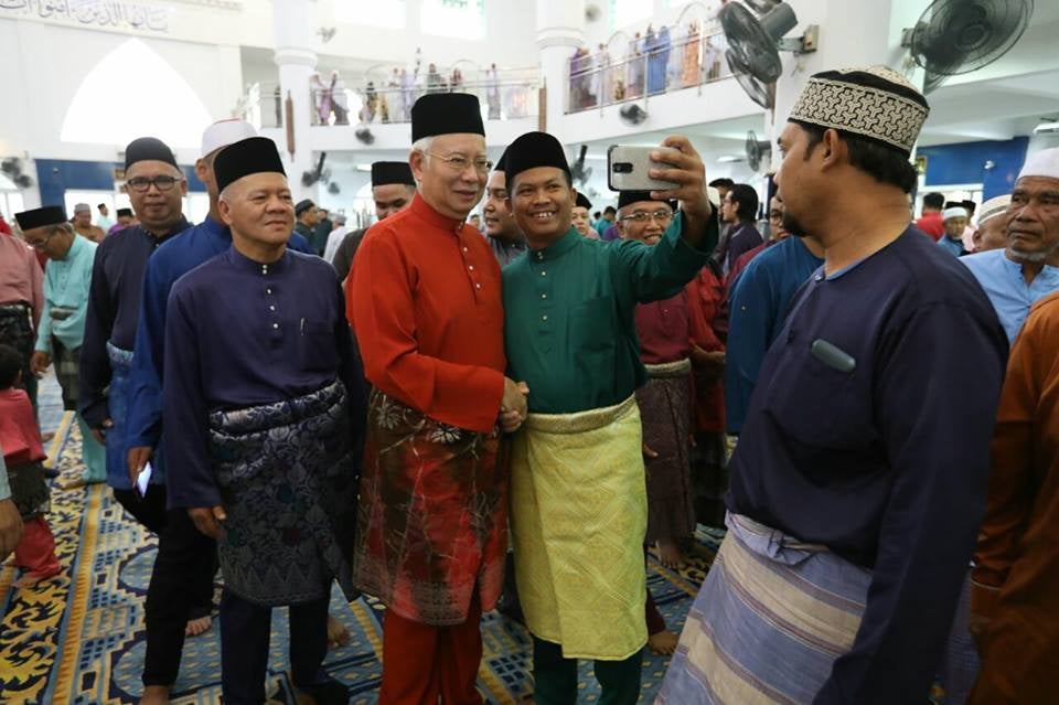 Najib's Raya Messages Urges Malaysians to Forgive and Forget About Past Mistakes - WORLD OF BUZZ