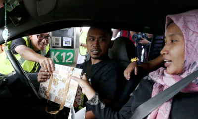 Perak Mb Spreads Raya Spirit By Distributing Goodie Bags To Balik Kampung Travellers - World Of Buzz