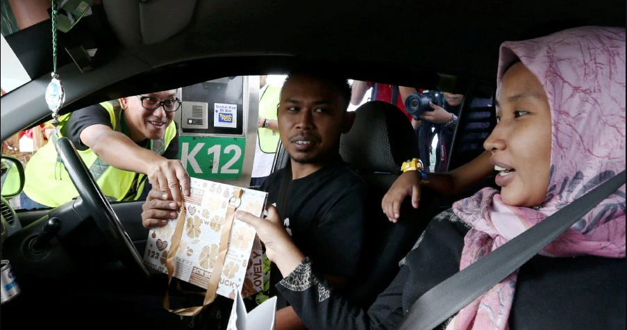 Perak MB Spreads Raya Spirit by Distributing Goodie Bags to Balik Kampung Travellers - WORLD OF BUZZ