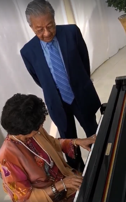 Sweet Video Shows Siti Hasmah Playing Dr M's Fave Song While He Hums Along - WORLD OF BUZZ 3
