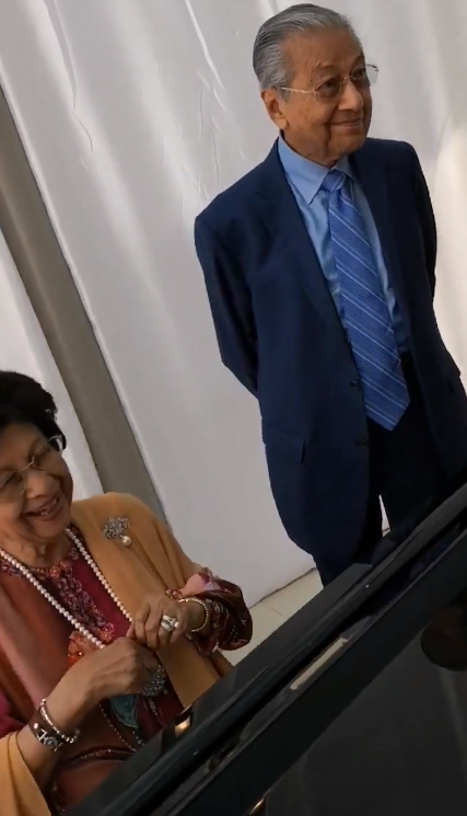Sweet Video Shows Siti Hasmah Playing Dr M's Fave Song While He Hums Along - WORLD OF BUZZ 4