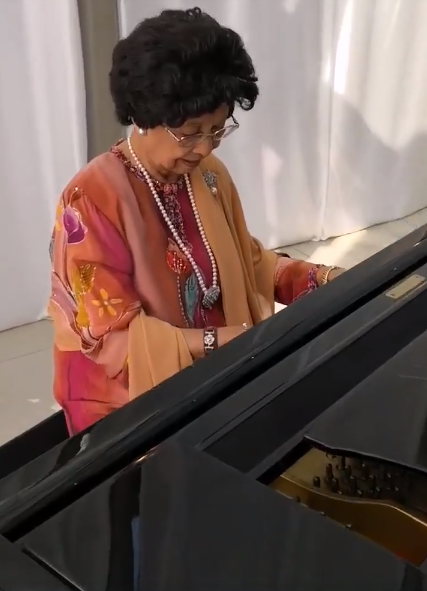 Sweet Video Shows Siti Hasmah Playing Dr M's Fave Song While He Hums Along - WORLD OF BUZZ