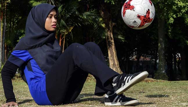 This Talented Malaysian Juggles Footballs, In A Baju Kurung! - World Of Buzz 2