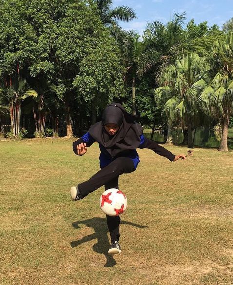 This Talented Malaysian Juggles Footballs, In A Baju Kurung! - World Of Buzz