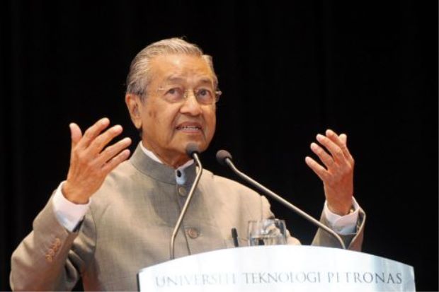 Tun M: Government Officers Will Not Hold More Than 5 Post in GLCs - WORLD OF BUZZ 1
