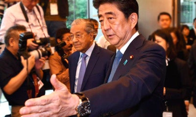 Tun Mahathir Is So Well Respected That Japan Hotel Staff Gave Him A Grand Send-Off - World Of Buzz