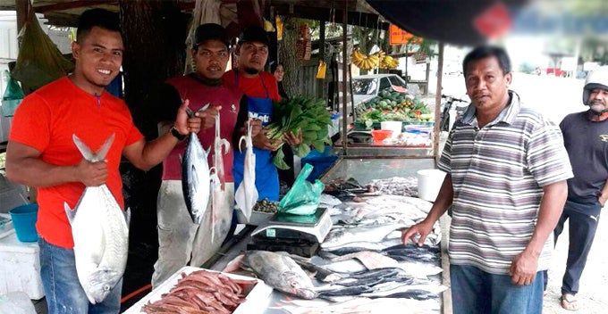 3 M'Sian Brothers Earn Rm4,000 Per Day By Selling Their Fish Lower Than Market Price - World Of Buzz 1