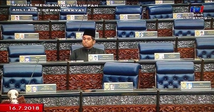 BN & PAS Members Walk Out During First Day Of New Parliament, But KJ Remains Inside - WORLD OF BUZZ 1