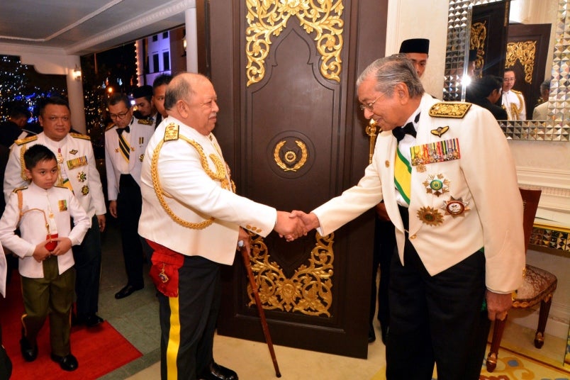 Former Agong Praises Tun M for Being a Leader Who Always Keeps His Promises - WORLD OF BUZZ 1