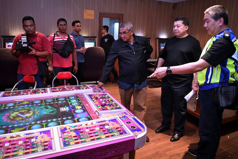 Illegal Gambling: Nabbed Parents Brought 10-Year-Old Daughter With Them - WORLD OF BUZZ 3