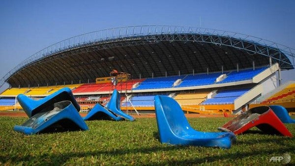 indonesia football fans damage stadium 2 e1532321519535