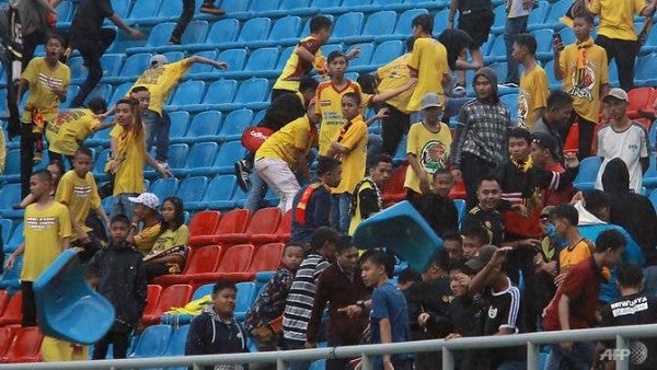 indonesia football fans damages stadium 1 e1532321531748