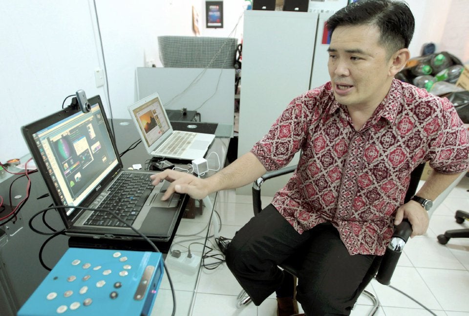 Kelantan University Researchers Spend RM15,000 on Aura Machine to Prove 'Jinns' Are Real - WORLD OF BUZZ