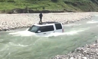 Man Washes Expensive Land Rover By River To Save Rm12, Car Ends Up Getting Flooded - World Of Buzz