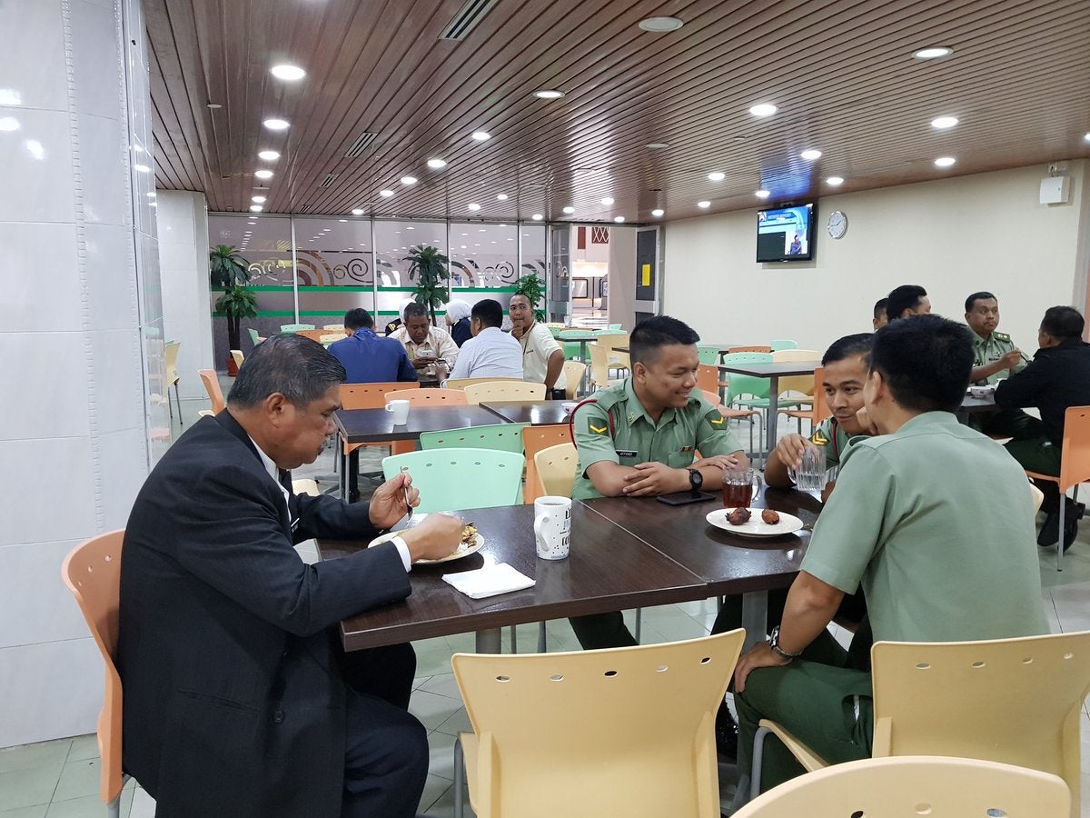 Mat Sabu Spotted Chilling And Eating With Staff In Mindef's Cafeteria - World Of Buzz 1